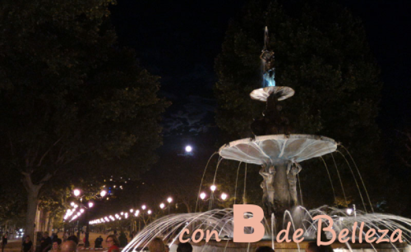 Luna sobre fuente