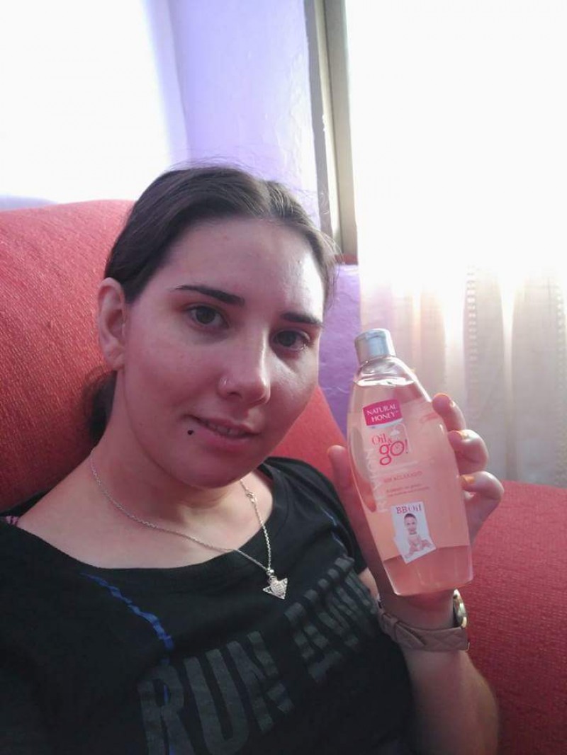Yo con mi bote de aceite oil&go de natural honey 