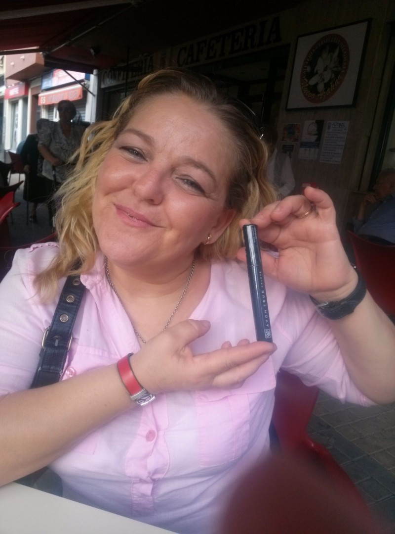 Mi madre encantada con su mascara