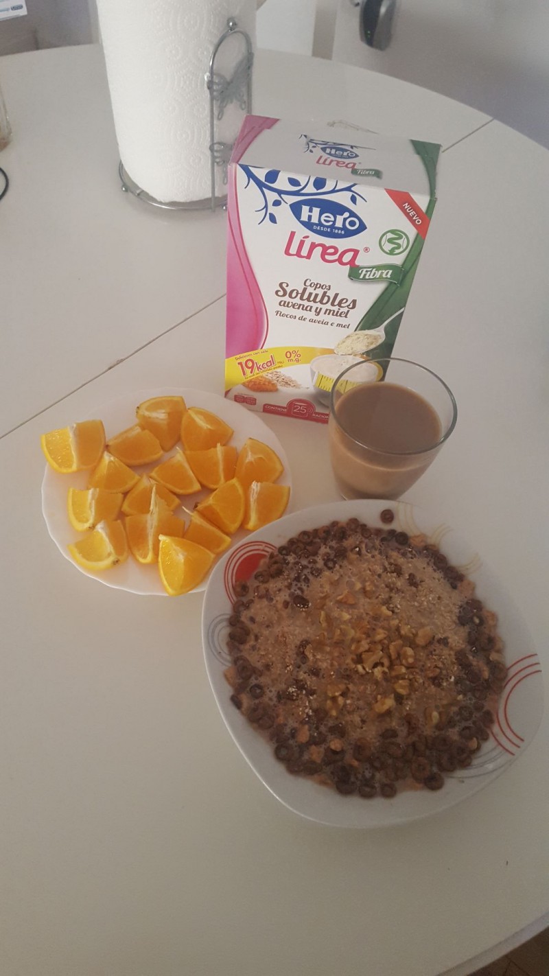 Copos, frutas y cafe