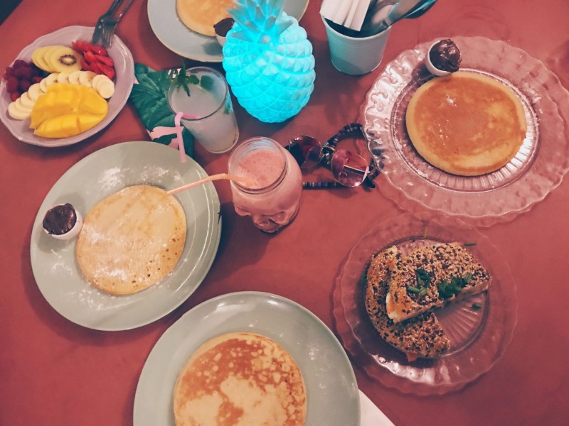Lanche com partilha de creme Biotherm com as minha amigas! 