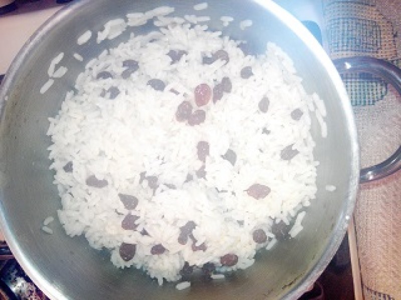 Arroz solto com passas