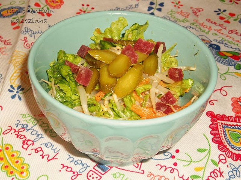 Salada asiática com cubos de presunto 